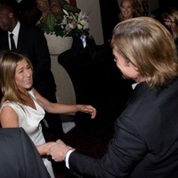 Untuk pertama kalinya setelah bercerai pada 2005 silam, Brad Pitt dan Jennifer Aniston tampak akrab di hadapan kamera paparazzi. Keduanya reunian di belakang panggung SAG Awards 2020, Minggu (19/1/2020).  Foto: dok. Getty Images
