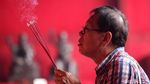 Sambut Imlek Patung-patung di Wihara Dharma Bakti Dibersihkan