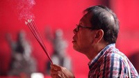 Jemaat tampak khusyuk berdoa di wihara yang sedang dibersihkan tersebut.