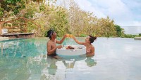 Wanita 25 tahun ini begitu dekat dengan sang adik. Mereka kompak nikmati floating breakfast saat liburan di Bali. Foto: Instagram nadiasoekarno