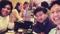Ini salah satu bukti bahwa pria berdarah Belanda tersebut memang sering kulineran. Seperti pada momen ini ia makan bersama di restoran bersama dengan temannya. Foto: Instagram @josscy