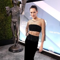 Bintang serial Fleebag Phoebe Waller Bridge menarik atensi dengan gaun hitam yang dilengkapi luaran beruapa jaring-jaring berhiaskan berlian dari Armani.  (Foto: Rich Fury/Getty Images)