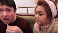 Lihat ekspresi Josscy ketika sedang menyuapkan makanan ke mulutnya ini. Sementara Rina Nose berusaha merekamnya dengan kamera di tangannya. Foto: Youtube Rina Josscy