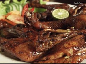 Huahh! Ayam Bakar dan Pepes Bandeng Ini Pedasnya Nonjok Medok