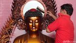 Sambut Imlek Patung-patung di Wihara Dharma Bakti Dibersihkan