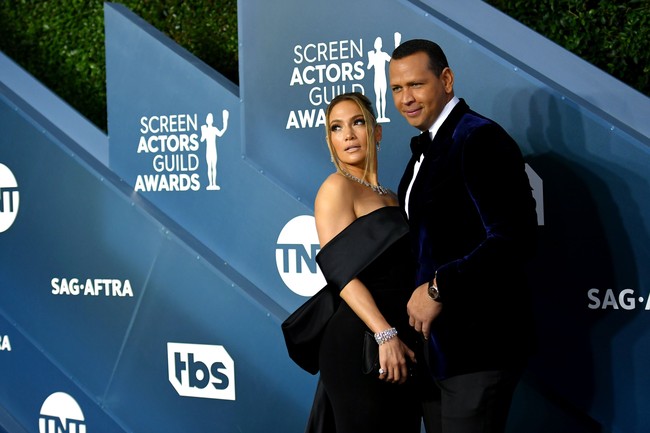Datang bersama tunangannya, Alex Rodriguez, Jennifer Lopez hadir sebagai nomine. Namanya masuk nominasi untuk kategori Outstanding Performance by a Female Actor in a Supporting Role berkat perannya sebagai penari erotis di film Hustler. (Foto: Jon Kopaloff/Getty Images)