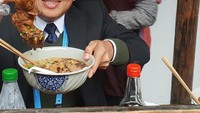 Ke China, Helmy sempat kulineran mencicipi mie dengan potongan daging besar yang bikin ngiler.  Foto: Instagram @helmyyahya