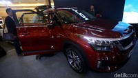 Sebagai mobil SUV, mobil ini sudah dilengkapi dengan sistem Drive Mode Select. Pengemudi dapat mengadaptasikan mobil sesuai gaya berkendara, kebutuhan dan kondisi jalan.