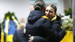 Isak Tangis Sambut Kedatangan Korban Pesawat Jatuh Iran di Ukraina