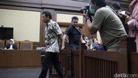 Selain Haris Hasanudin, Rommy bersalah menerima uang Rp 91,4 juta dari M Muafaq Wirahadi.
