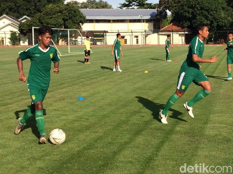 Latihan Persebaya Surabaya Masih Tanpa Osvaldo Haay