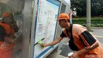 Aksi Pasukan Oranye Bersih-bersih Halte di Kawasan Sudirman