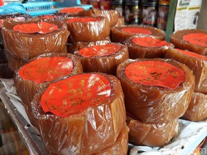 Manisan dan Kue Keranjang di Pasar Gede Ini Laris Manis