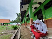 SD di Bekasi Ini Rusak Parah: Atap Bolong hingga Lantai Mengelupas