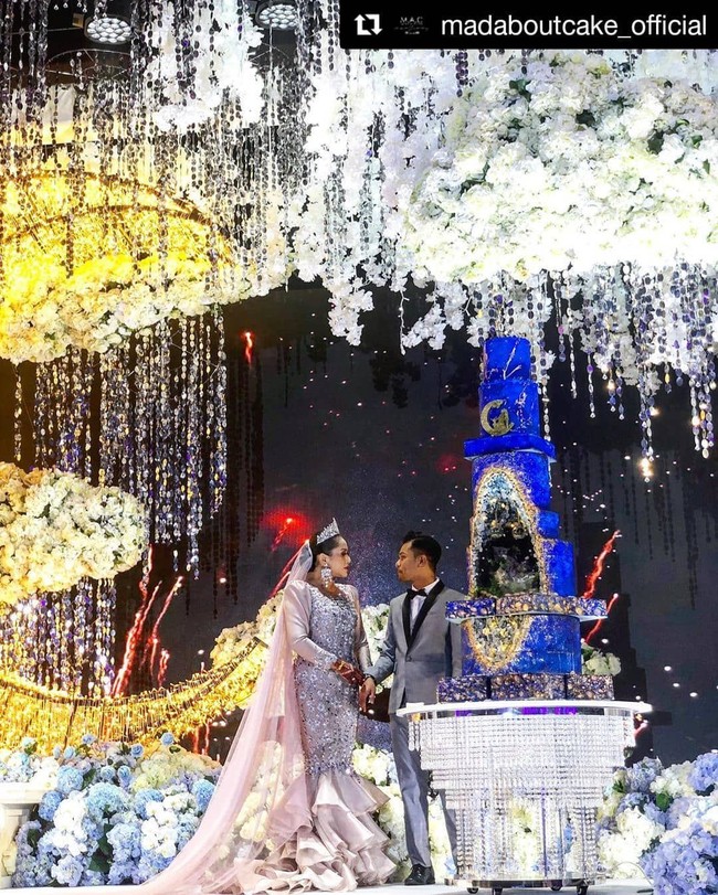 Dalam Instagram @madaboutcake_official yang membuat kue tersebut dijelaskan tentang kue pernikahan mewah tersebut. Kue pernikahan warna biru tersebut setara dengan kue sembilan tingkat. Foto: Instagram @iamellymazlein