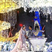 Dalam Instagram @madaboutcake_official yang membuat kue tersebut dijelaskan tentang kue pernikahan mewah tersebut. Kue pernikahan warna biru tersebut setara dengan kue sembilan tingkat. Foto: Instagram @iamellymazlein