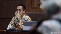 Ekspresi Tubagus Chaeri Wardana alias Wawan saat menjalani sidang lanjutan kasus pencucian uang (TPPU) di Pengadilan Tipikor, Jl Bungur Raya, Jakarta Pusat, Senin (20/1/2020).