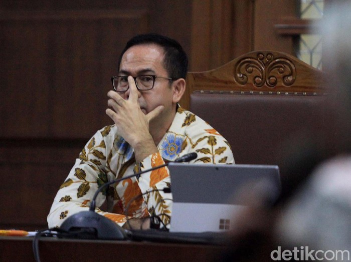 Tubagus Chaeri Wardana alias Wawan menjalani sidang kasus pencucian uang (TPPU) di Pengadilan Tipikor, Jakarta. Begini ekspresinya.