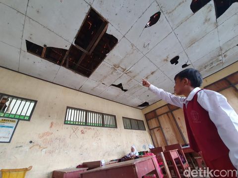 Ortu Murid Gelisah Atap Bolong di SDN Samudrajaya 04 Bekasi: Takut Roboh
