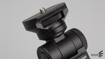 Bagian atas ada tombol flip yang memungkinkan kamera berputar 180 derajat. Foto: Sina Mobile