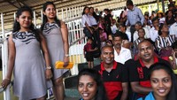 Sejumlah anak kembar hadir dalam pertemuan unik yang mengumpulkan ribuan anak kembar di Sri Lanka dalam satu stadion yang berada di Kota Colombo, Sri Lanka, Senin (20/1/2020).