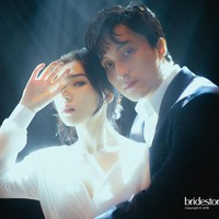 Penampilan Isyana dengan makeup minimalis pada foto prewedding-nya itu pun membuat wajahnya terlihat manis dan segar.  Foto: Instagram @thebridestory