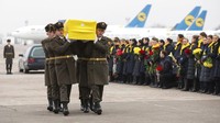 Seperti diketahui, pesawat maskapai Ukraine International Airlines jatuh akibat insiden salah tembak di kawasan Iran beberapa waktu lalu. Total 176 penumpang dan awak tewas dalam tragedi pesawat maskapai Ukraina pada 8 Januari lalu. Selama menyangkal selama tiga hari, militer Iran akhirnya mengakui telah secara tidak sengaja menembak jatuh pesawat jenis Boeing 737-800. Ukrainian Presidential Press Office via AP.