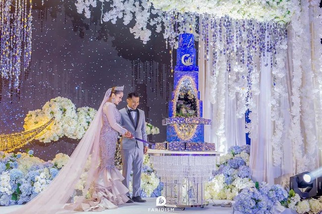 Kue tersebut dibentuk seperti air mancur. Dengan hiasan bulan sabit di atas kue.  Foto: Instagram @iamellymazlein