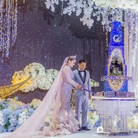 Kue tersebut dibentuk seperti air mancur. Dengan hiasan bulan sabit di atas kue.  Foto: Instagram @iamellymazlein