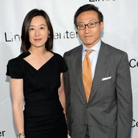 Clara Wu Tsai, istri Joseph Tsai, cofounder dan executive vice chairman AlibabaClara dan sang suami Joseph Tsai adalah pasangan yang berpengaruh. Clara yang seorang aktivis pernah kuliah di Stanford dan Harvard University serta sempat bekerja di American Express dan situs belanja Taobao. Pasangan ini lalu membeli 49% saham Brooklyn Nets di 2017 dan membeli sisanya di 2019.Foto: Theo Wargo/Getty Images