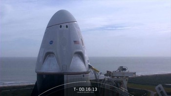 Kapsul Crew Dragon yang telah diangkat dari Samudera Atlantik dan berada di atas kapal GO Searcher. Uji coba kali ini tidak membawa awak, tapi ada dua manekin yang menumpang kapsul Crew Dragon. Foto: SpaceX/NASA