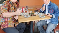 Agar tidak terlalu kaku, acara rapat pun Helmy pilih sambil sarapan bersama dengan Basuri Tjahja Purnama, adik dari Ahok. Foto: Instagram @helmyyahya
