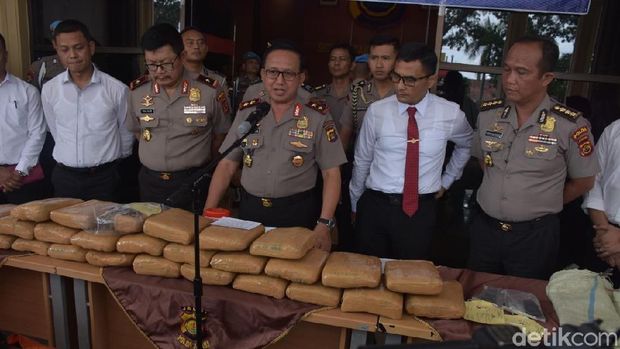 Santuy! Gaya Kakek Kurir Narkoba Berkacama Hitam saat Rilis di Polda