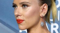 Tak hanya itu ternyata ada 11 tindikan yang melekat ditubuh Scarlett Johansson. Jon Kopaloff/Getty Images