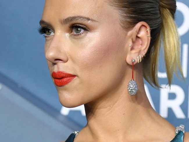 Scarlett JohanssonBanyak pria dan wanita mengagumi pesona Scarlett. Tak hanya penampilan tubuhnya yang seksi, wajah aktris Black Widow tersebut juga dianggap dinilai selalu mencuri perhatian. Menurut Dr. Julian, hal itu karena ia memiliki paling yang paling menarik.Foto: Dok. Ist