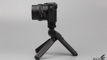 Tapi Sony mengklaim desainnya sangat fleksibel untuk mendapatkan sudut-sudut yang sempurna saat merekam. Foto: Sina Mobile