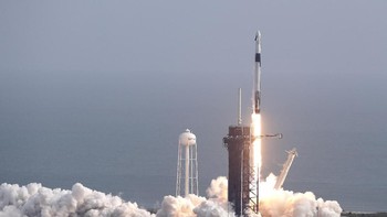 Dalam uji coba ini, roket Falcon 9 yang ditumpangi kapsul Crew Dragon meluncur dari Kennedy Space Center, Florida, AS. Foto: AP