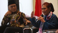 Menurut Susi masuknya kepal nelayan Tiongkok dan mencuri kekayaan laut Indonesia di perairan Natuna jelas pelanggaran yang mendapat dukungan dari pemerintah Tiongkok. Karena itulah ada pengawalan dari petugas penjaga pantai Tiongkok.