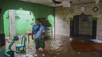 Menurut warga banjir memasuki rumah warga pada pukul 04.00 WIB setinggi 60-90 cm.