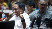 Menpora Zainudin Amali mengacungkan dua jempol ke arah wartawan saat rapat kerja dengan Komite III DPD RI.