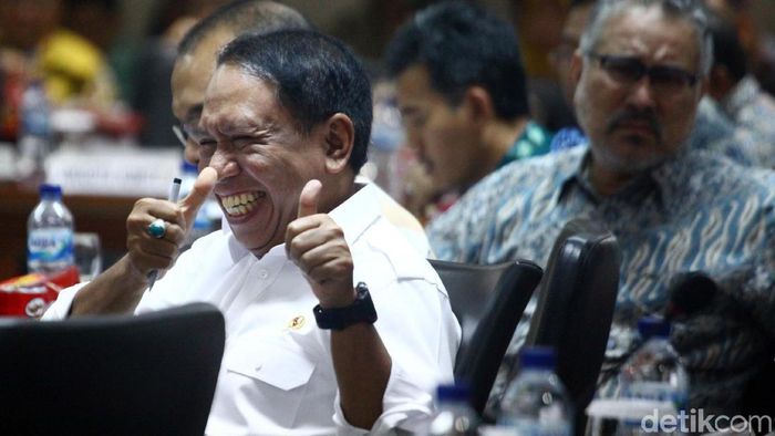Gaya Menpora saat Raker dengan Komite III DPD Menpora Zainudin Amali menghadiri rapat kerja dengan Komite III DPD RI di Jakarta, Selasa (21/1). Raker tersebut membahas program kerja Kemenpora.