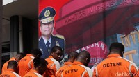 Mereka diamankan karena menyalahi aturan habis masa tinggal atau overstay.