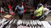 Meningkatnya permintaan ikan bandeng membuat kawasan Glodok, Jakarta, tampak ramai dengan sejumlah pedagang yang menggelar lapak menjual ikan tersebut.