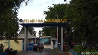 Hanya ada satu akses keluar-masuk sehingga kendaraan logistik dan penumpang saling bersinggungan.