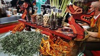 Disediakan juga pojok khusus bagi pengunjung untuk mencicipi beragam varian kopi, minuman eksotis, dan camilan tradisional nusantara. (dok. KBRI Den Haag)