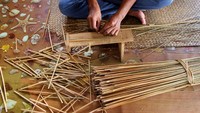 Seorang Perajin di Kalimantan Selatan sedang membuat sedotan minuman ramah lingkungan dari tanaman purun (tumbuhan rawa).