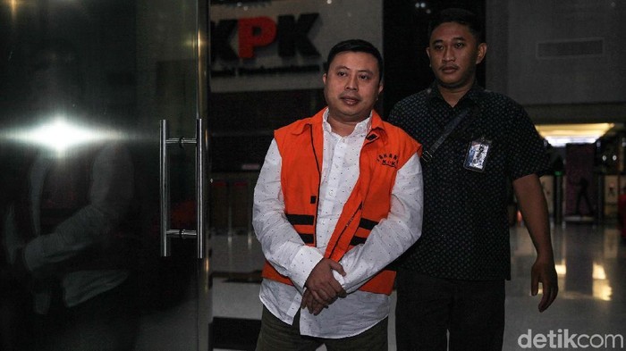 Tersangka kasus suap PAW anggota DPR RI, Saeful Bahri menjalani pemeriksaan di gedung KPK. Usai diperiksa, Saeful tampak tertunduk lesu.