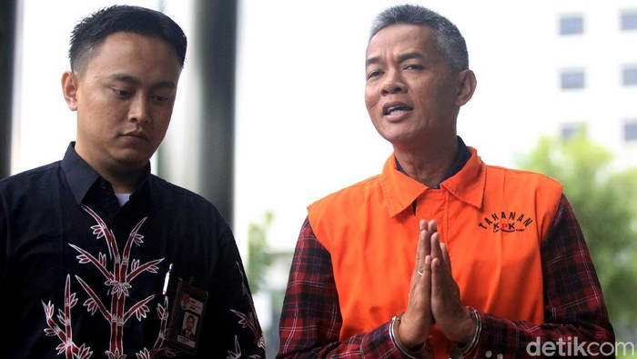 Eks Komisioner KPU Wahyu Setiawan kembali diperiksa KPK. Kali ini ia terlihat mengenakan rompi tahanan KPK dengan tangan diborgol.