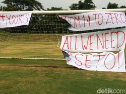Aksi protes itu merupakan bentuk kekecewaan suporter terhadap manajemen PT PSS.