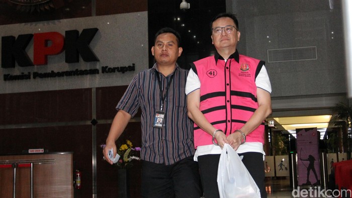 Tersangka kasus korupsi, Komisaris PT Hanson International Tbk Benny Tjokrosaputro keluar gedung KPK, Jakarta, Selasa (21/1/2020) usai menjalani pemeriksaan tim Kejaksaan Agung. Benny yang merupakan tahanan Kejaksaan Agung menjalani pemeriksaan di KPK untuk kasus dugaan korupsi pengelolaan keuangan dan dana investasi PT Asuransi Jiwasraya.
